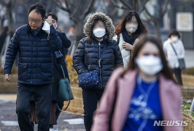 [서울=뉴시스] 정병혁 기자 = 지난 16일 서울 종로구 광화문네거리에서 두꺼운 옷차림을 한 시민들이 이동하고 있다. 2022.11.16. jhope@newsis.com