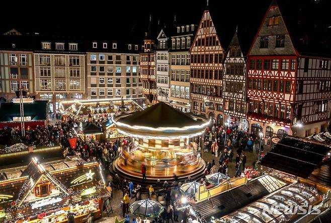 [프랑크푸르트=AP/뉴시스] 21일(현지시간) 독일 프랑크푸르트의 브라이차이트 광장에서 전통 크리스마스 마켓이 개장해 회전목마가 조명과 함께 돌고 있다. 2022.11.22.