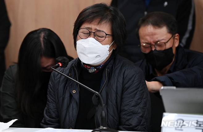 [서울=뉴시스] 김금보 기자 = 이태원 참사 희생자 유가족이 22일 오전 서울 서초구 서초동 민주사회를 위한 변호사 모임 대회의실에서 열린 10·29 이태원 참사 유가족 입장발표 기자회견에서 발언을 하고 있다. (공동취재사진) 2022.11.22. photo@newsis.com