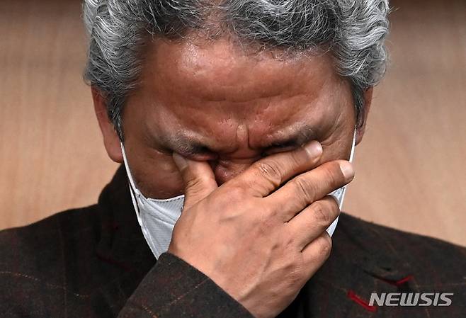[서울=뉴시스] 김금보 기자 = 이태원 참사 희생자 유가족이 22일 오전 서울 서초구 서초동 민주사회를 위한 변호사 모임 대회의실에서 열린 10·29 이태원 참사 유가족 입장발표 기자회견에서 눈물을 닦고 있다. (공동취재사진) 2022.11.22. photo@newsis.com