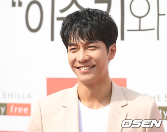 Lee Seung-gi sent a proof of contents to Hook Entertainment. In fact, Kwon Jin-young, who described Hook as my real family, announced a bitter heartfelt statement.The two sides have become worse than others, let alone family members.On the 18th, Hook Entertainment received proof of content from  ⁇  Lee Seung-gi, and is reviewing related materials and preparing answers accordingly.Hook Entertainment said it is trying to finish the problem smoothly without misunderstanding between the two sides.However, on the 21st, Lee Seung-gis soundtrack Revenue Settlement suspicion broke out.One media claimed that Lee Seung-gi did not receive a single soundtrack revenue for 18 years after debuting in June 2004 as a dream of a regular 1st album moth moth.Lee Seung-gi also emphasized this part and demanded proof of contents.Kwon Jin-young, the representative of Kwon Jin-young, has no respect for many people, regardless of whether they are true or not.I apologize and apologize that I am ashamed and sorry because everything is my insult and vice, and if I can clearly identify the part that Hook Entertainment or the individual should be legally responsible for, I will take all responsibility without backing down or avoiding it.The relationship between Lee Seung-gi and Hook Entertainment is one of the most beautiful companions in the entertainment industry.Even in December last year, Kwon Jin-young transferred 100% of Hook Entertainment shares to Green Snake Media for 44 billion won and donated 16.7 billion won, 38% of his stake, to his company Celebrity and all employees free of charge.At this time, he has been a manager for 24 years and has always been grateful for the good influence of his agency Celebrity on our society, and I think of all the hook employees who have been together in difficult times and pleasures as my real family.I decided to make this gift with the hope that all of my family would be happy, and I gave the stock to everyone from my agency Celebrity and my first year to my 20th year employee.Lee Seung-gi also grew up in Hook Entertainment for 18 years and built The Good Detective character.It is a result achieved in Hook Entertainment, including Uchinchia from the president of the school, All-around Multi-Tertainer, which is a song acting performance, and The Good Detective Taxpayer title.CEO Kwon Jin-young is at odds with Lee Seung-gi, who has been his favorite son for more than 18 years.Many people are paying keen attention to whether those who called each other family members will eventually reconcile or turn around forever.Hook provided, DB