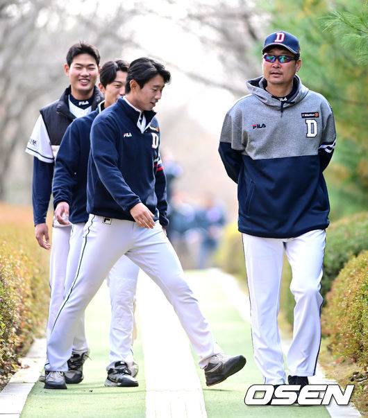 [OSEN=이천, 최규한 기자] 두산 김한수 수석코치(맨 오른쪽)과 권민석-전민재-홍성호가 오전 훈련을 마친 뒤 이동하고 있다. 2022.10.24 / dreamer@osen.co.kr