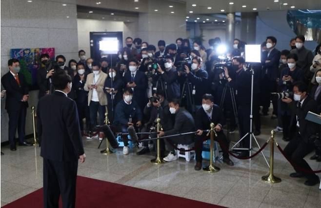 윤석열 대통령이 18일 오전 용산 대통령실에서 취재진과 출근길 문답(도어스테핑)을 하고 있다. 대통령실 제공