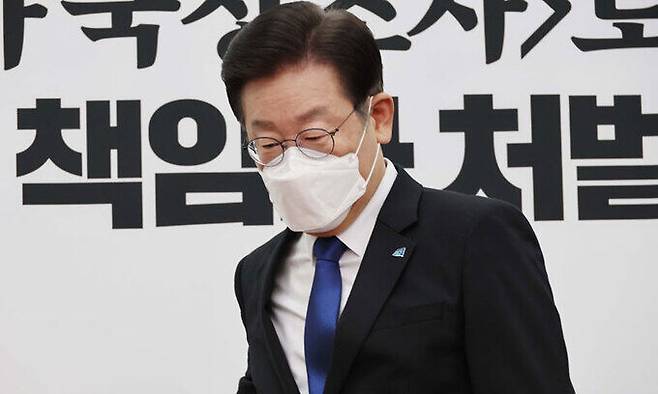 더불어민주당 이재명 대표가 21일 국회에서 열린 당 최고위원 회의에 참석하고 있다. 이 대표는 이날 “검찰 독재 정권의 어떤 탄압에도 민주당은 흔들림 없이 민생과 경제를 챙기고 평화와 안보를 지켜나가겠다”고 말했다.&nbsp;서상배 선임기자