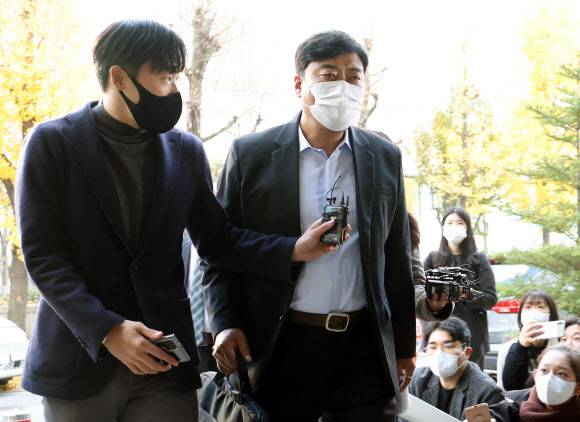 최성범 용산소방서장 소환 - 최성범 용산소방서장이 21일 오전 서울 마포구 이태원사고 특별수사본부로 소환되고 있다. 2022.11.21 연합뉴스