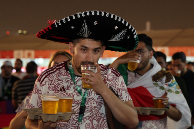 20일 오전(한국시간) 카타르 도하 알 비다 파크에서 열린 'FIFA 팬 페스티벌'을 찾은 축구 팬들이 월드컵 기간에만 한시적으로 판매가 허용된 맥주를 즐기고 있다. 연합뉴스