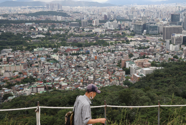 서울 인왕산에서 바라본 서울 시내 아파트와 주택가 모습. /연합뉴스