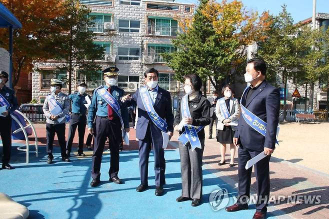 조두순 주거지 주변서 민·관 합동 통학로 순찰 (안산=연합뉴스) 경기 안산단원경찰서는 27일 아동 성폭행범 조두순의 주거지 주변에서 시와 교육지원청, 주민 등과 함께 '안심동행길, 함께해요! 안전순찰' 행사를 진행했다고 밝혔다.
    경찰과 시는 이 사업을 통해 야간에 어두운 골목길과 통학로 중심으로 맞춤형 방범 시설물 등을 설치하고 순찰을 강화했다.
    사진은 조두순 주거지 인근 통학로에서 도보 순찰을 벌이는 경찰과 시 관계자들. 2021.10.27 [안산단원경찰서 제공. 재판매 및 DB 금지] stop@yna.co.kr