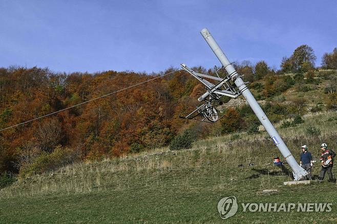 프랑스 생프리맹에서 리프트 철거하는 작업자들 [AFP=연합뉴스 자료사진. 재판매 및 DB 금지]