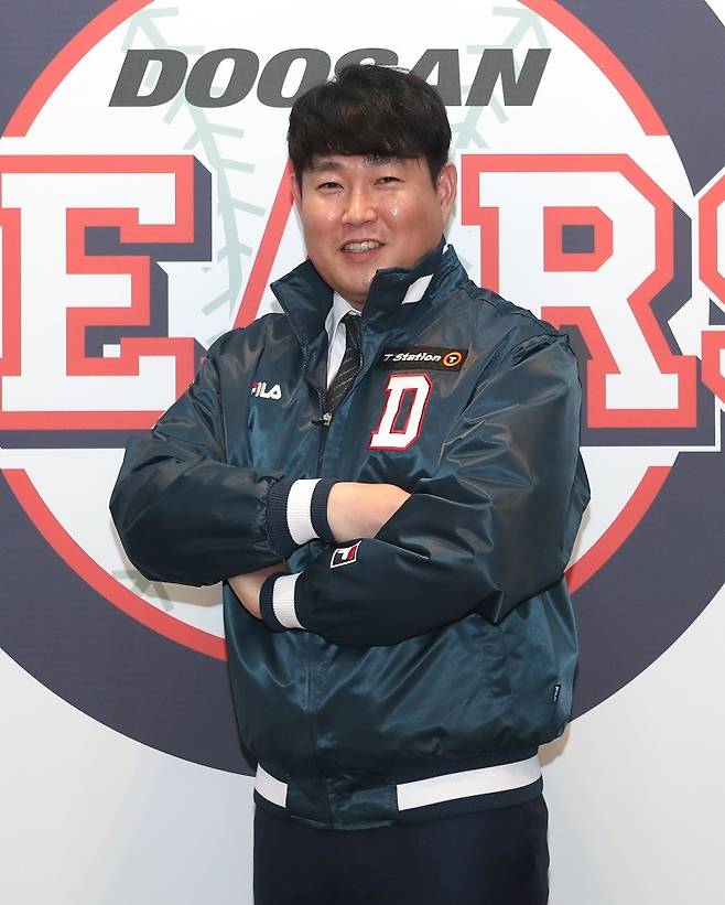 양의지, 두산과 4+2년 152억원에 계약 (서울=연합뉴스) 양의지가 22일 서울시 잠실구장 두산 베어스 사무실에서 FA 계약을 한 뒤 기념 촬영하고 있다. [두산 베어스 제공. 재판매 및 DB금지]
