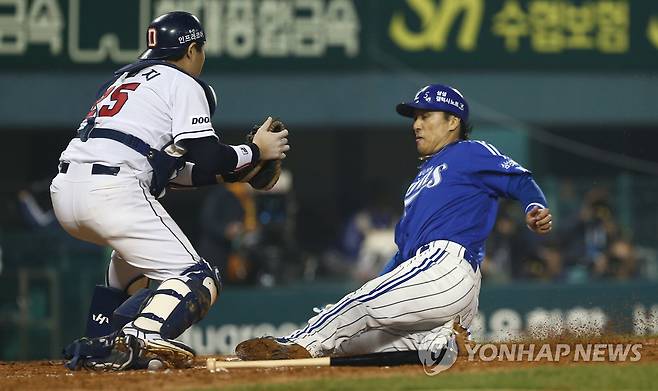 2013년 한국시리즈에서 맞붙은 이승엽과 양의지 [연합뉴스 자료사진]