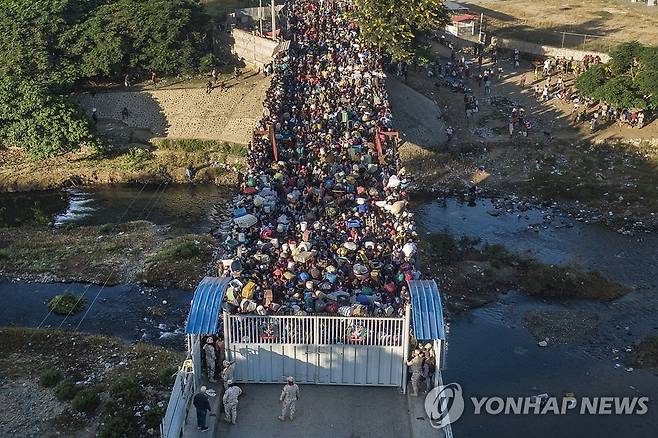 도미니카공화국 국경 수속 대기하는 아이티인들 [AP=연합뉴스 자료사진. 재판매 및 DB 금지]