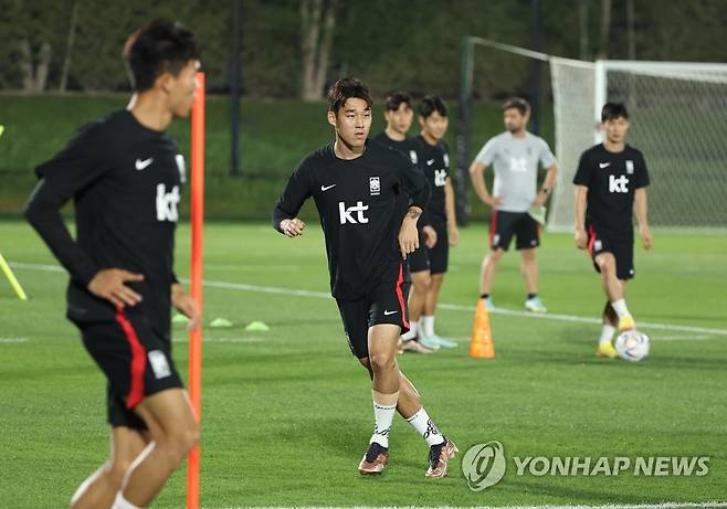 훈련하는 송민규 (도하=연합뉴스) 임헌정 기자 = 2022 카타르 월드컵 대한민국 축구 국가대표팀의 송민규가 17일(현지시간) 오후 카타르 도하 알에글라 훈련장에서 오후 훈련을 소화하고 있다. 2022.11.18 kane@yna.co.kr