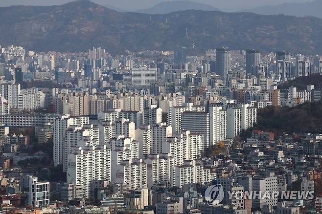 공시가 현실화율 2년 전 회귀…보유세·공시가격 떨어진다 (서울=연합뉴스) 류영석 기자 = 최근 집값이 급락하며 실거래가보다 공시가격이 높은 '역전현상'이 속출하고 있는 가운데 지난 20일 서울 남산에서 바라본 시내 아파트 단지의 모습.
     정부는 공시가격 현실화율을 올해보다 더 낮추는 방안을 검토 중으로 이와 관련한 부동산 공시가격 현실화 계획 관련 공청회를 오는 22일 열 예정이다.  ondol@yna.co.kr