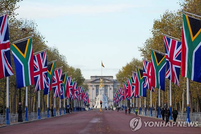 버킹엄궁 앞에 걸린 영국과 남아공 국기 (런던 로이터=연합뉴스) 시릴 라마포사 남아프리카공화국 대통령 국빈 방문을 앞두고 22일(현지시간) 버킹엄궁 앞 도로에 영국과 남아공 국기가 걸려있다. 2022.11.22 photo@yna.co.kr