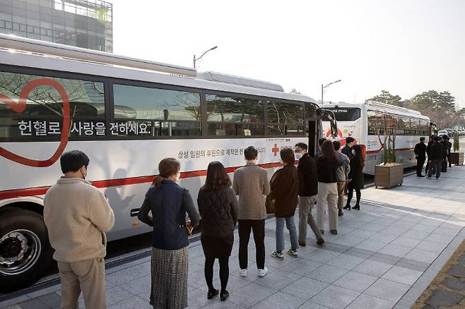 삼성 임직원들이 수원 삼성디지털시티에서 삼성 임원 기부로 제작된 신형 헌혈버스를 통해 헌혈에 참여하기 위해 기다리고 있다. (사진=삼성전자)