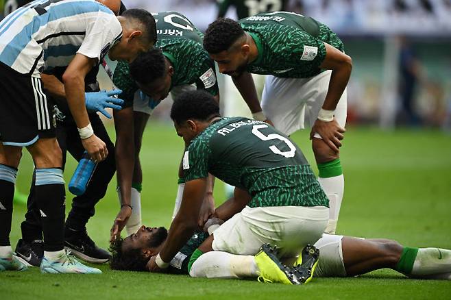 야시르 샤흐라니가 22일 열린 FIFA 카타르월드컵 아르헨티나와 조별리그에서 부상을 당하고 쓰러져 있다.(사진=AFPBBNews)