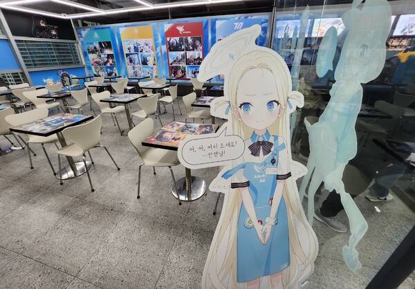 곳곳에 캐릭터 등신대가 세워져 있다