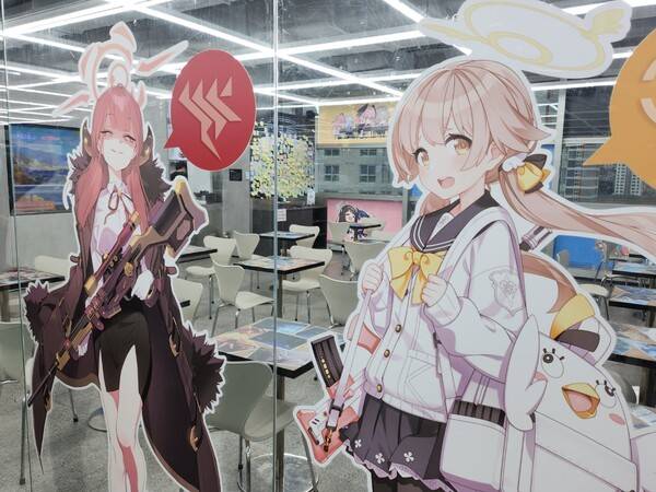 한 쪽 유리벽을 가득 채운 캐릭터들의 모습