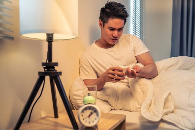 건강을 위해 많은 사람들이 영양제를 챙겨먹지만, 특정 영양제의 경우 더 좋은 효과를 보려면 특정 시간은 피해야 하는 경우가 있다. [사진=게티이미지뱅크]