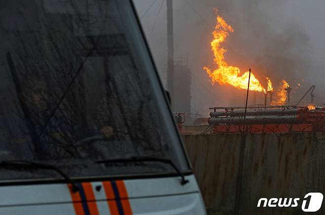 21일(현지시간) 러시아가 장악 중인 우크라이나 루한스크주 마키이우카에서 포격으로 연료 저장고에서 화재가 발생하고 있다. 2022.11.21/뉴스1 ⓒ 로이터=뉴스1 ⓒ News1 김민수 기자