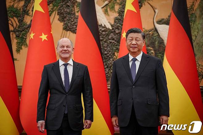 독일과 중국의 정상회담에 앞서 시진핑 중국 국가주석이 4일 베이징 인민대회당에서 올라프 숄츠 독일 총리와 기념 촬영을 하고있다. ⓒ AFP=뉴스1 ⓒ News1 최종일 기자