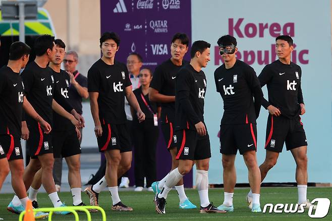 손흥민을 비롯한 대한민국 축구대표팀 선수들이 22일 오후(현지시간) 카타르 도하 알에글라 트레이닝센터에서 훈련을 위해 이동하고 있다. 2022.11.23/뉴스1 ⓒ News1 이광호 기자