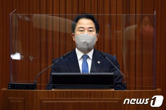 남성 동료의원 성추행 혐의로 조사를 받고 있는 상병헌 세종시의회 의장. ⓒ 뉴스1 DB