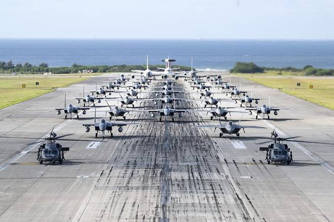 일본 오키나와현 소재 주일미군 가데나 공군기지에서 F-22 '랩터' 전투기 등을 동원한 '엘리펀트 워크' 훈련이 진행되고 있다.(미 국방부 제공)