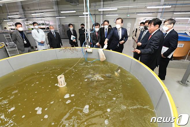 23일 충청지역 수산정책 현장을 방문한 조승환 해양수산부 장관(해양수산부 제공)