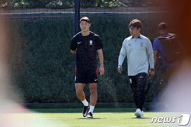 파울루 벤투 감독이 이끄는 대한민국 축구대표팀의 황희찬이 23일 오후(현지시간) 카타르 도하 알에글라 트레이닝센터에서 팀훈련에 참석하지 못한 채 걷고 있다. 2022.11.23/뉴스1 ⓒ News1 이동해 기자