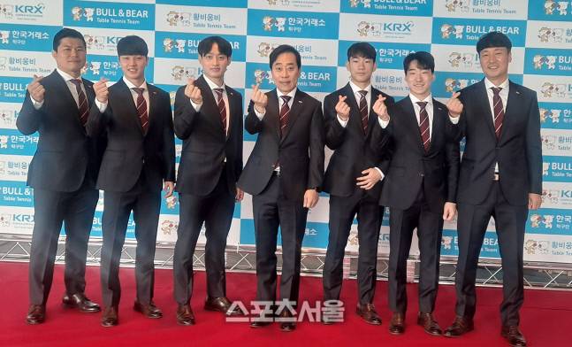 신생 한국거래소 탁구단의 유남규(가운데) 감독과 안재현(왼쪽에서 두번째) 등 선수들이 23일 시그니엘 부산 4층 그랜드볼룸에서 열린 팀 창단식에서 선전을 다짐하고 있다. 김경무기자