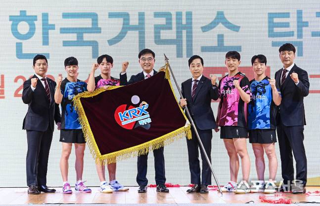 손병두(가운데) 한국거래소 이사장이 창단식 뒤 탁구단과 포즈를 취하고 있다. 한국거래소