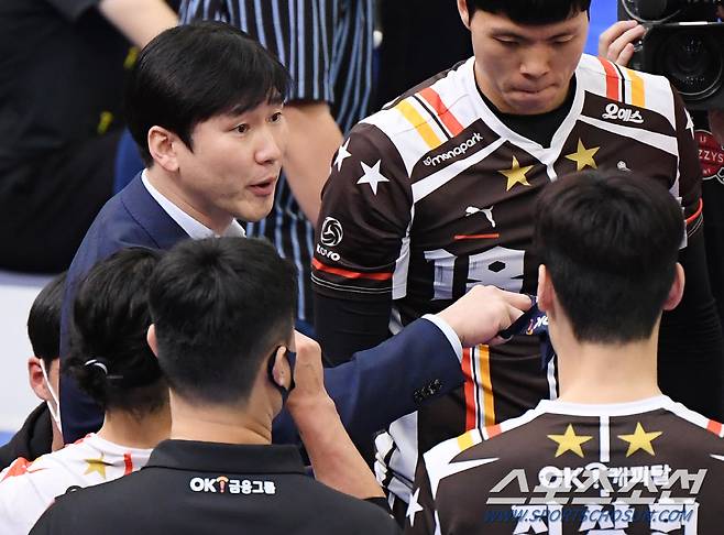 23일 오후 수원체육관에서 열린 프로배구 V리그 한국전력과 OK금융그룹 경기. OK 석진욱 감독이 작전지시를 하고 있다. 수원=정재근 기자 cjg@sportschosun.com/2022.11.23/
