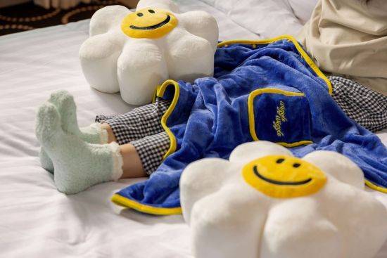 더 플라자의 위글위글 쿠션 담요.(사진제공=컴퍼니합)