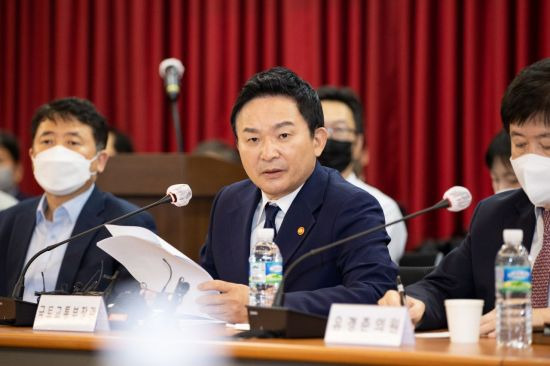 원희룡 국토교통부 장관은 23일 오후 강남구민회관에서 GTX-C 노선과 관련해 은마아파트 주민들의 의견을 수렴하기 위한 간담회를 열었다. ＜이하 사진제공=국토교통부＞