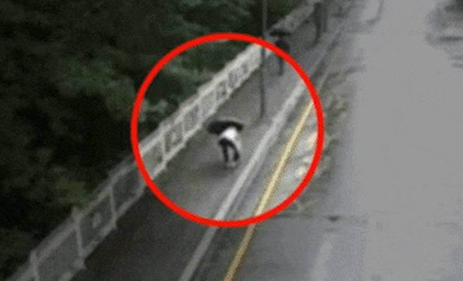 2021년 9월 29일 신원을 알 수 없는 사람이 대장동 사건으로 구속 기소된 유동규 전 성남도시개발공사 기획본부장의 휴대전화를 줍고 있는 모습이 담긴 영상 화면. 당시 유 전 본부장은 집에 검찰 수사관들이 압수수색을 나오자 휴대전화를 창 밖으로 던졌다. /TV조선