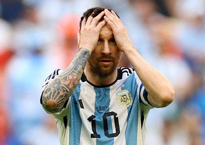 22일 사우디와의 경기 후반 아르헨티나 리오넬 메시가 프리킥을 실패한 후 아쉬워 하고 있다./로이터 연합뉴스