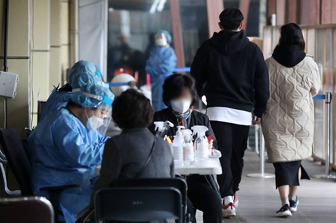 23일 오전 서울 송파구 보건소에 마련된 선별검사소에서 시민들이 진단 검사를 받기 위해 이동하고 있다. /뉴스1