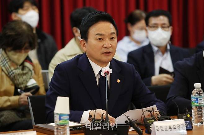 원희룡 국토교통부 장관이 수도권 광역급행철도(GTX)-C 노선의 우회를 요구하는 은마 아파트 주민들에게 "막연한 불안감을 확산시키고 국가사업을 방해하고 선동하는 부분에 대해서는 국토부 장관으로서 절대 용납할 수 없다"고 경고했다. ⓒ데일리안 김민호 기자