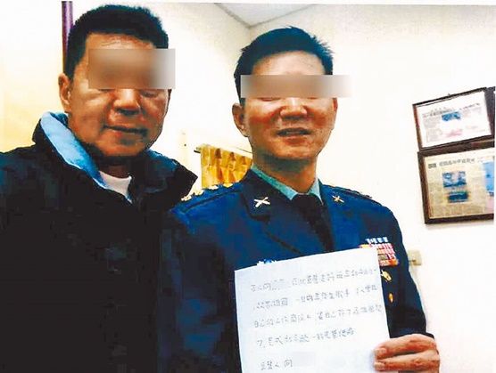 대만군 고위 장교 샹더언(오른쪽)이 전쟁이 나면 중국에 항복하겠다는 내용이 담긴 각서를 들고 있다. ⓒ 대만 중국시보 캡처