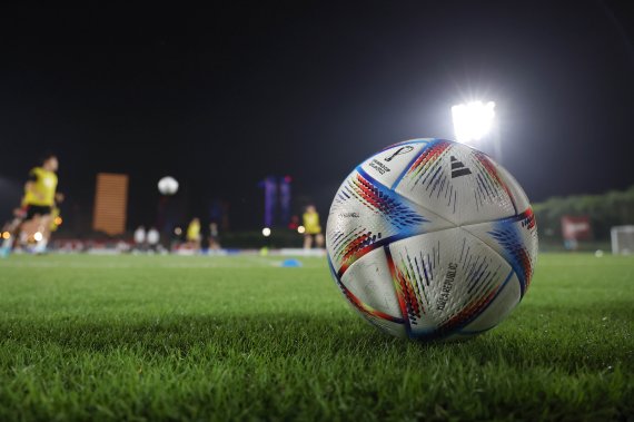 대한민국 축구대표팀이 지난 18일(현지시간) 오후 카타르 도하 알 에글라 트레이닝센터에서 훈련 중인 가운데 훈련장에 카타르 월드컵 공인구 알 리흘라가 놓여 있다. 출처 뉴시스