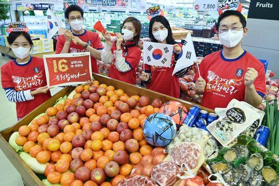 23일 서울 서초구 농협하나로마트 양재점에서 모델들이 ‘열정 가득한 건강 응원전’이라는 주제와 함께 보양식 재료 및 응원간식 최대 52% 할인하는 행사를 소개하고 있다. 사진=하나로마트 제공