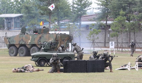 육군 아미타이거 부대원들의 유·무인 복합전투체계 전투시연. 사진=공동취재단