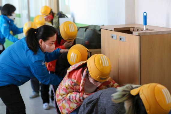23일 경북 포항 송도초등학교에서 열린 재난 대피모의 훈련에서 교사와 학생들이 분주히 움직이고 있다. 현대건설제공