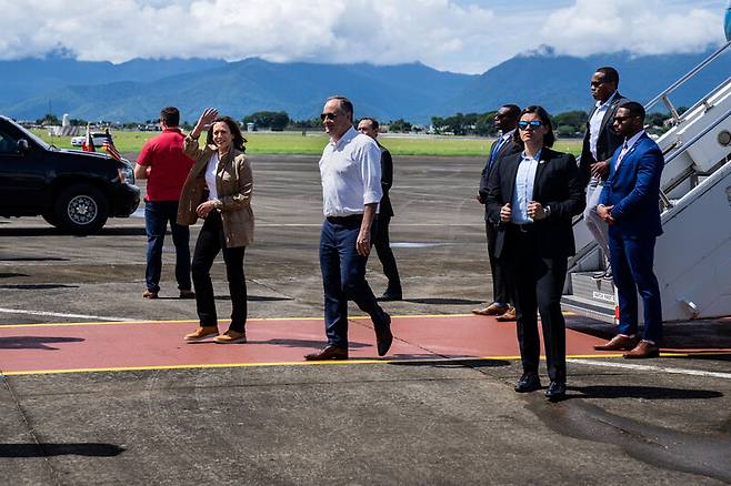 카멀라 해리스 미국 부통령이 22일 필리핀 남서부 팔라완 푸에르토프린세사 공항에 도착한 비행기에서 내려 손을 흔들고 있다. 로이터 연합뉴스