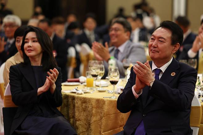 윤석열 대통령과 김건희 여사가 11일(현지시간) 캄보디아 프놈펜 한 호텔에서 열린 동포 만찬간담회에서 축하공연을 본 뒤 박수치고 있다. 대통령실사진기자단