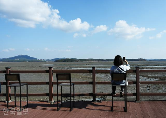 웅도 남쪽 해안의 덱 산책로.