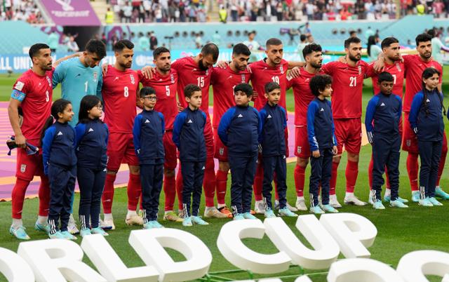 이란 축구 국가대표팀이 21일 카타르 도하 칼리파 스타디움에서 열린 잉글랜드와의 경기를 앞두고 대기하는 모습. AP 연합뉴스