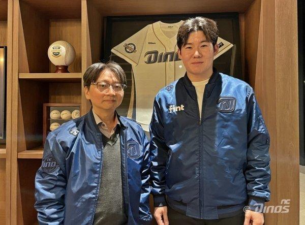 박민우가(오른쪽)가 FA 계약을 체결한 뒤 임선남 NC 단장과 기념촬영을 하고 있다. NC 제공